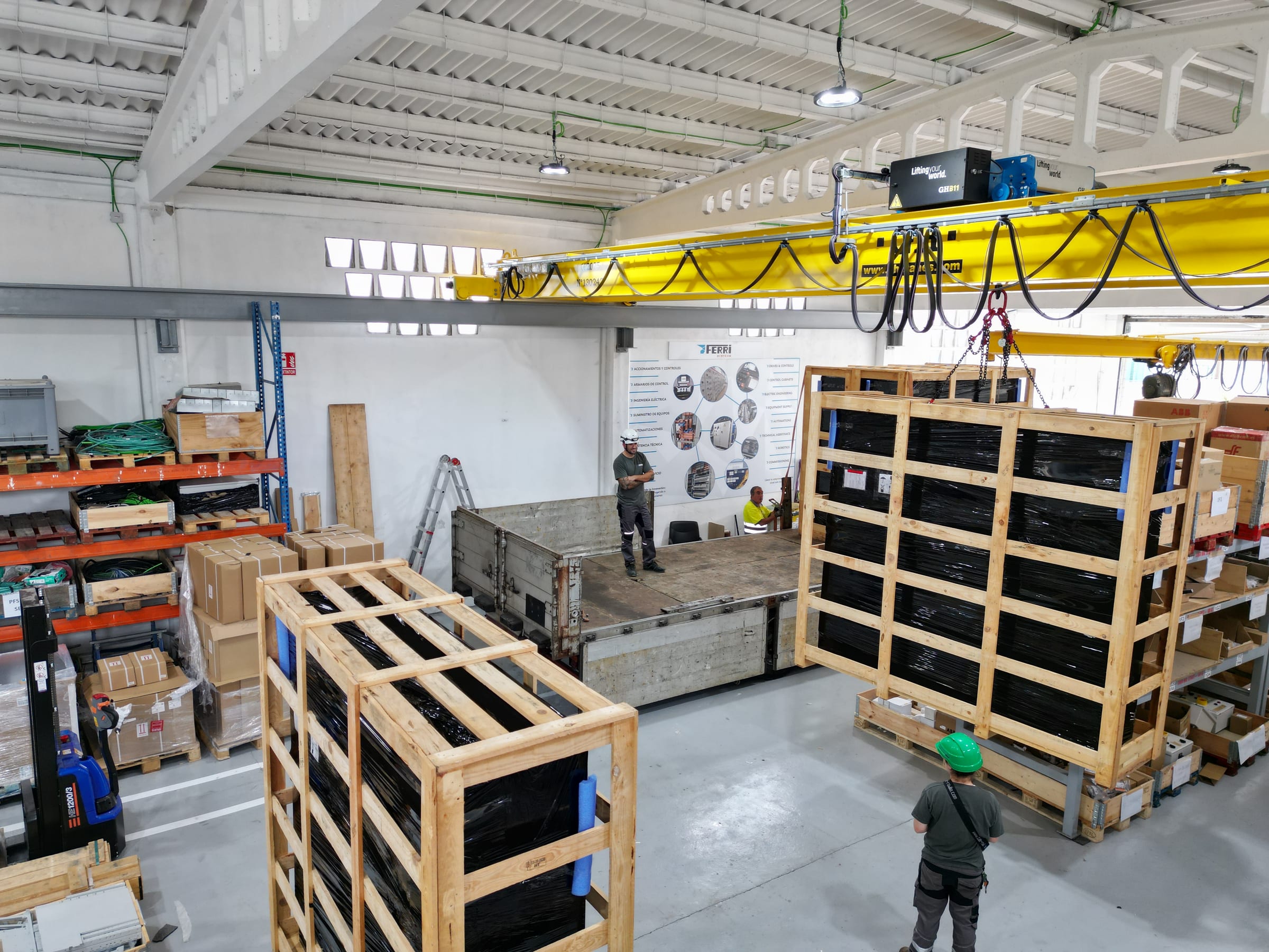 Equipos embalados para expedición en el taller FERRI Systems