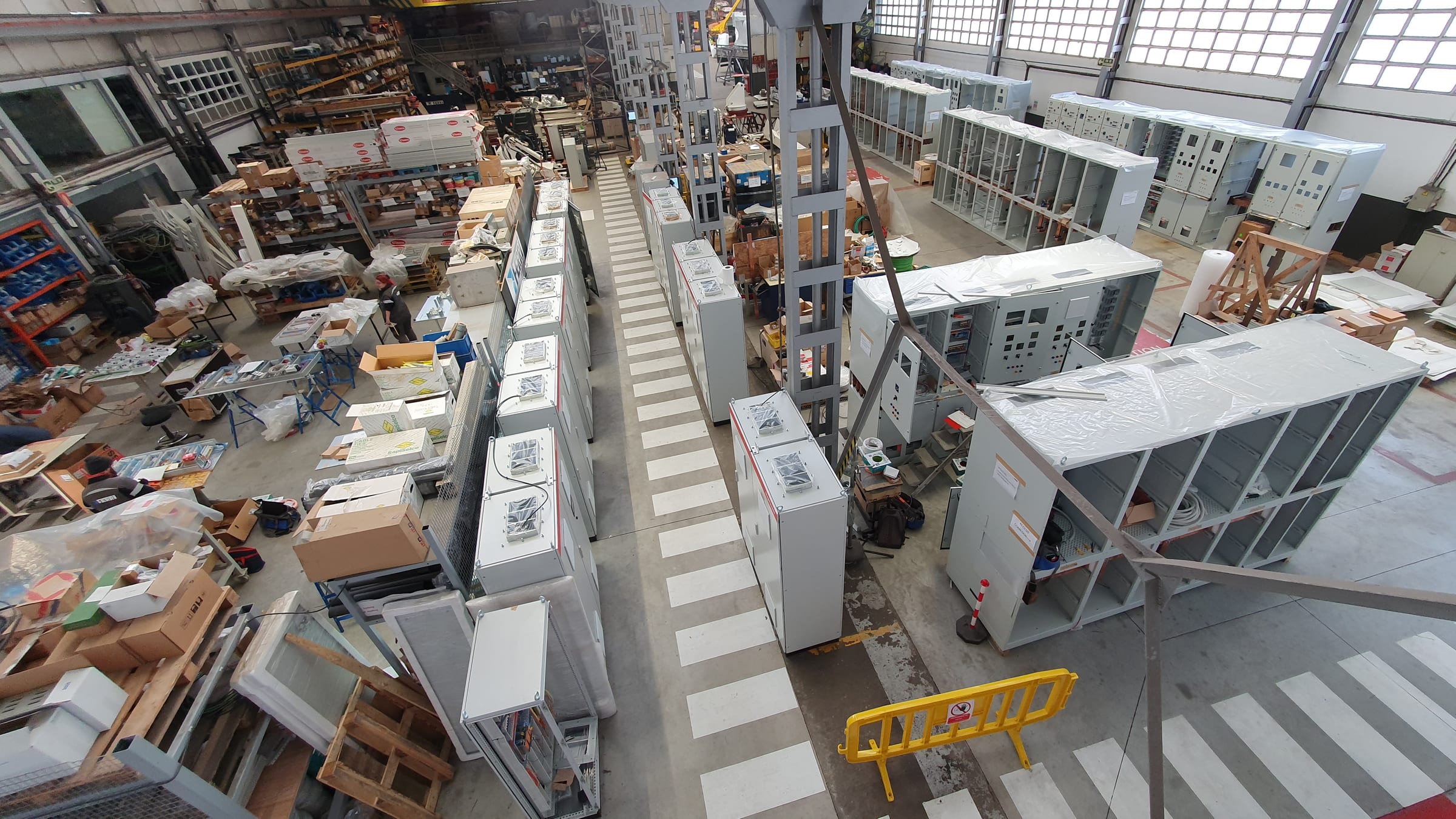 Taller FERRI Systems — filas de cuadros y consolas de control en fabricación