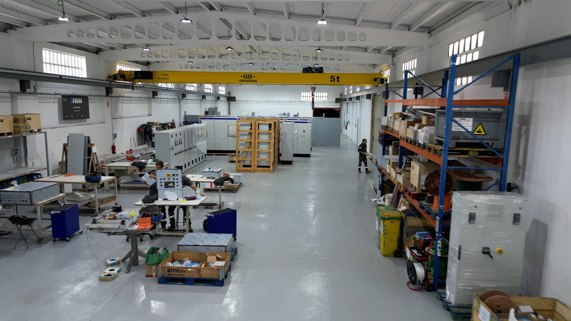 Equipo de ingeniería eléctrica FERRI Systems trabajando en planos